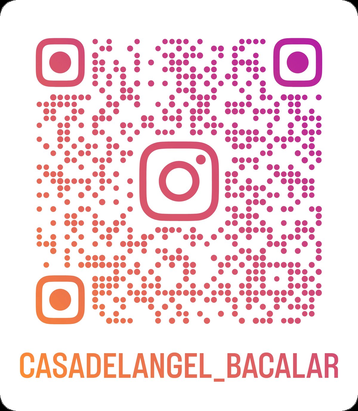 Código QR de Instagram con el usuario casadelangel_bacalar en tonos dorado y rosa