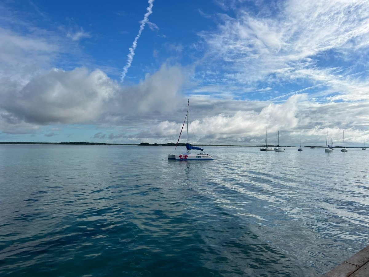 Velas y catamaranes anclados en las aguas tranquilas y turquesas de la Laguna de los Siete Colores bajo un cielo azul